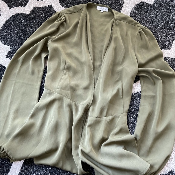 Sonder Stories Khaki Wrap Top - Size 10 - Picture 4 of 8